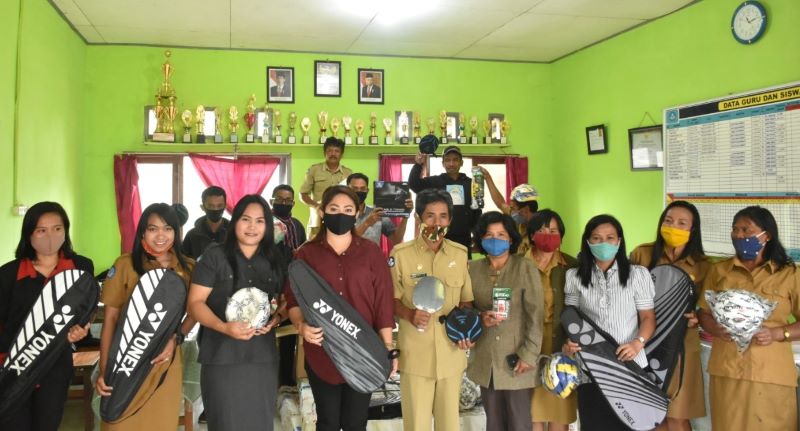 Eva Serahkan Bantuan Fasilitas Olahraga untuk Siswa